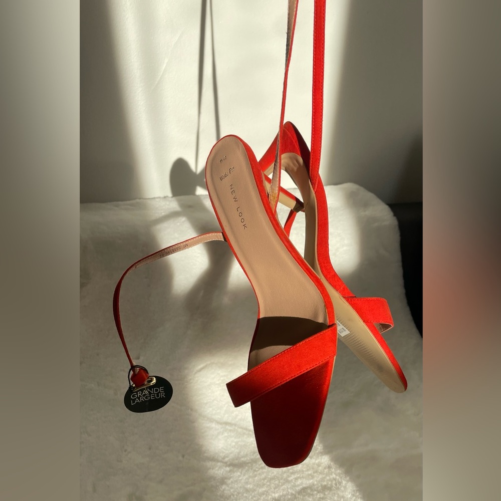Brand New Look heels size US 10 Wide, the tag is still attached to the shoe